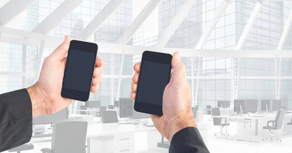 Oříznout obrázek z pálivých papriček chytré telefony v kanceláři — Stock fotografie