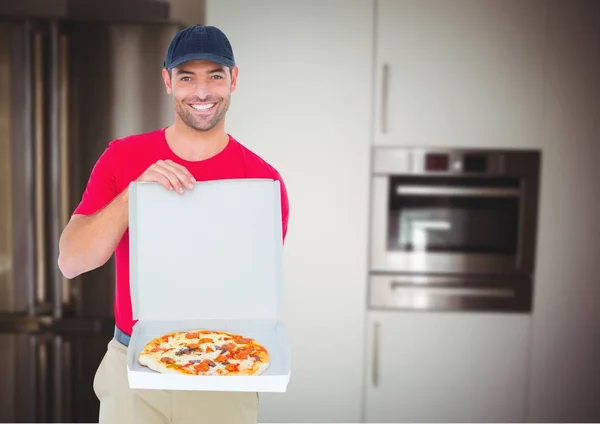 Lieferant zeigt die Pizza — Stockfoto