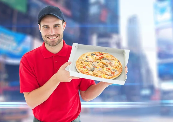 Glücklicher Lieferant mit Pizza — Stockfoto