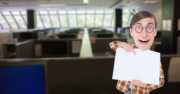Feliz nerd señalando pancarta en blanco en la oficina — Foto de Stock