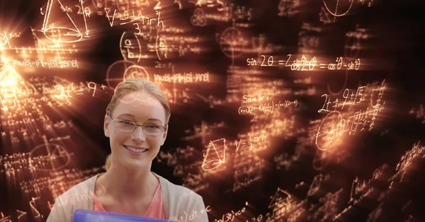 Kvinna som tittar på glödande matematiska ekvationer — Stockfoto