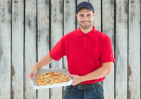Glücklicher Lieferant mit Pizza — Stockfoto