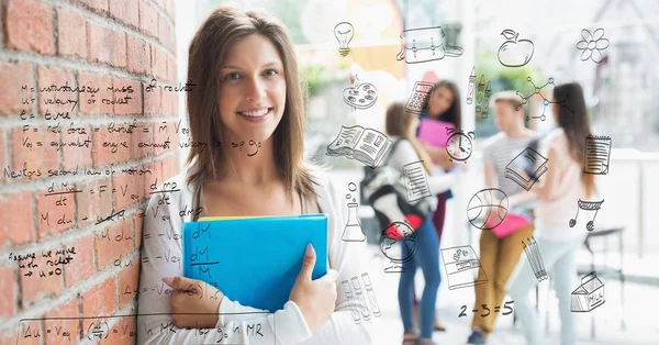 Equação matemática com estudante universitário feminino — Fotografia de Stock