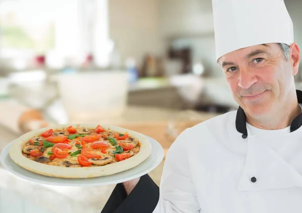 Chef avec pizza dans la cuisine — Photo