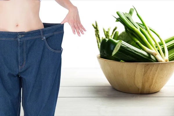 Donna in jeans sciolti da verdure — Foto Stock