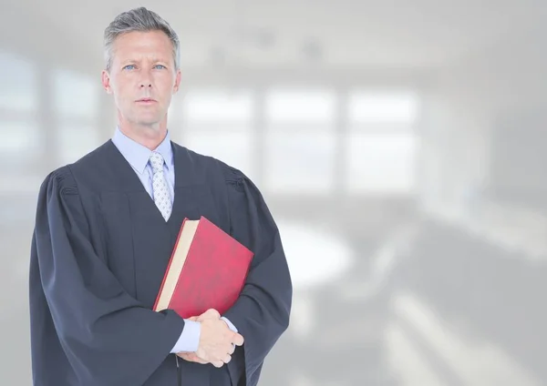 Судья держит книгу перед белым офисом — стоковое фото