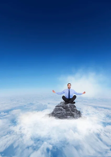 Podnikatel, meditovat na vrchol hory v mracích — Stock fotografie