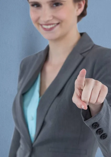 Sorridente donna d'affari che indica schermo — Foto Stock