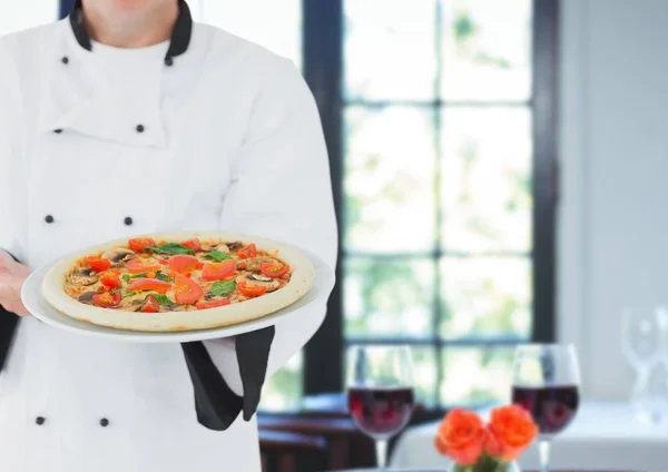 Szef kuchni z pizza z tabeli — Zdjęcie stockowe
