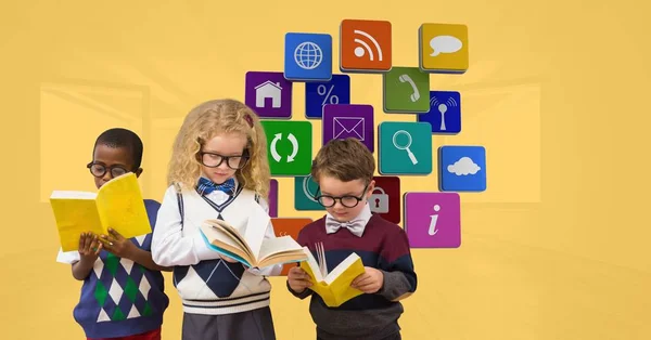 Schoolgaande kinderen lezen boek tegen apps pictogrammen — Stockfoto