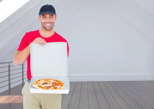 Lieferant zeigt die Pizza — Stockfoto