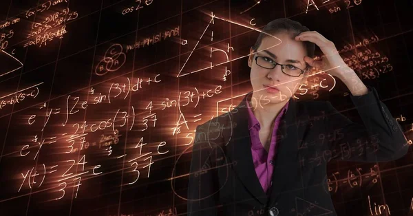 Homem de negócios confuso olhando fórmulas brilhantes — Fotografia de Stock