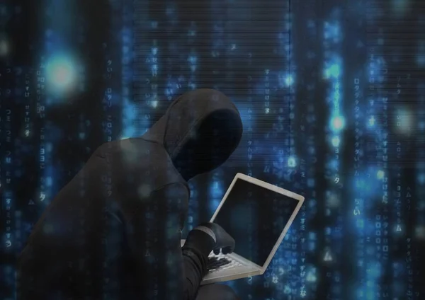 Hacker v černý svetr s počítačem — Stock fotografie