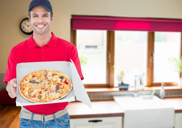 Lieferung der Pizza in der Küche — Stockfoto