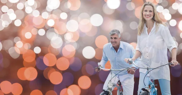 微笑对夫妇骑自行车 — 图库照片