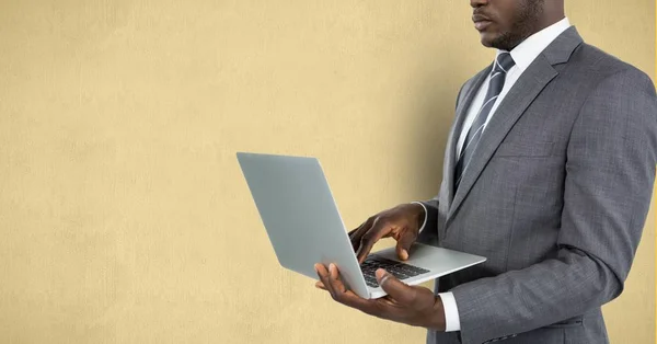 Usmíval se podnikatel stojící důvtipem laptopu — Stock fotografie