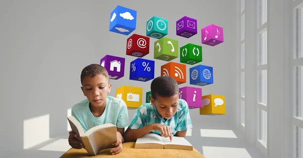 Chlapci, čtení knih s létající ikony aplikací — Stock fotografie