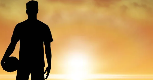 Sziluettjét játékosnál labda ellen ég naplemente alatt — Stock Fotó