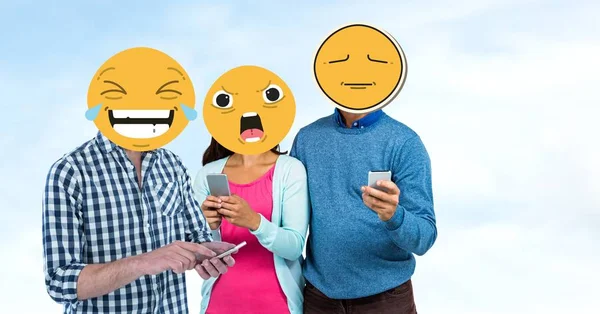 Vänner med emojis över ansikten — Stockfoto