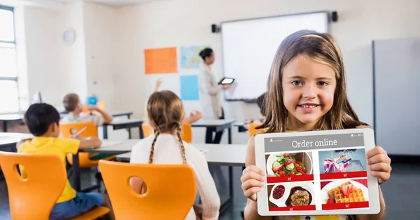 Menina segurando tablet com site restaurante — Fotografia de Stock