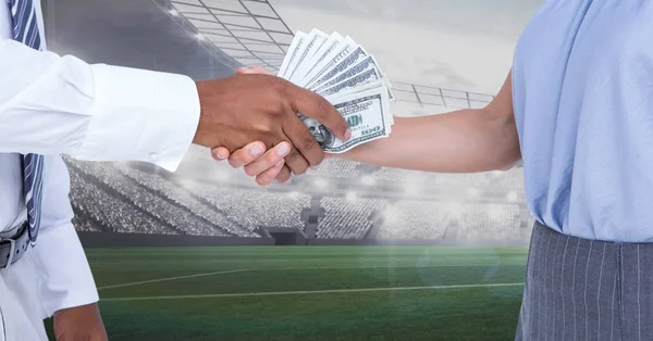 Empresários trocando dinheiro no estádio — Fotografia de Stock