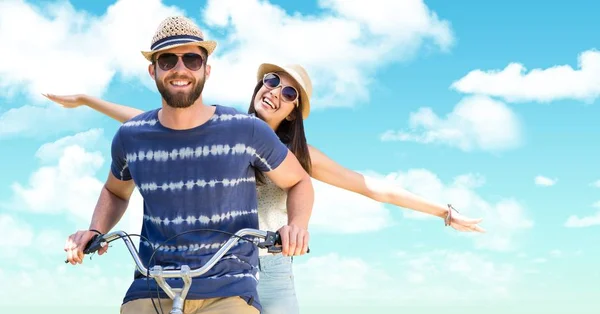 幸福的夫妇在自行车靠明亮的天空 — 图库照片
