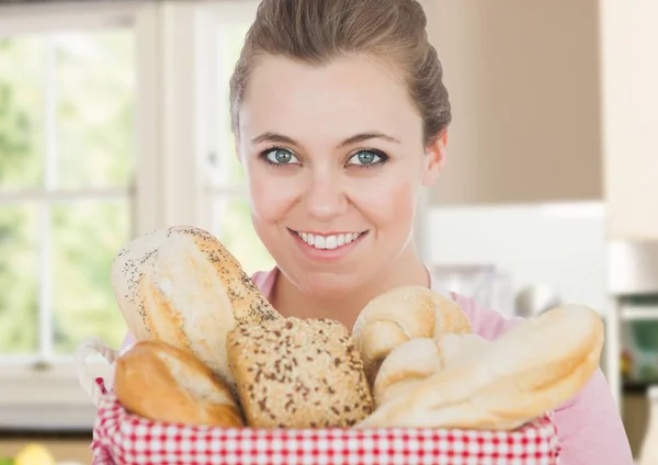 Primer plano de la mujer con cesta de pan —  Fotos de Stock