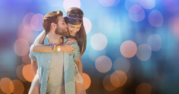 Homem beijando mulher enquanto dando ela piggyback passeio — Fotografia de Stock