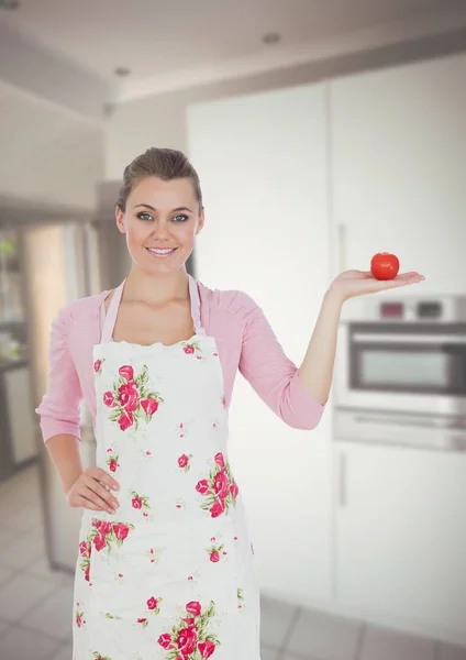 Dona de casa mostrando maçã — Fotografia de Stock