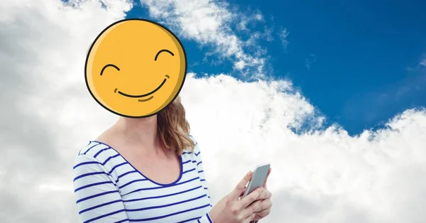 Kvinna med emoji över ansiktet — Stockfoto