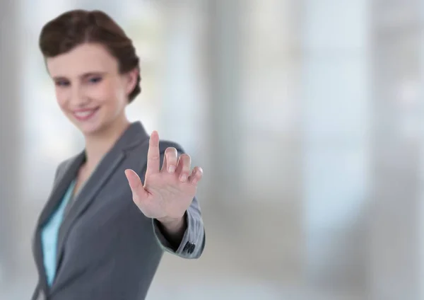 Vrouw aanraken van lucht met lichte achtergrond — Stockfoto