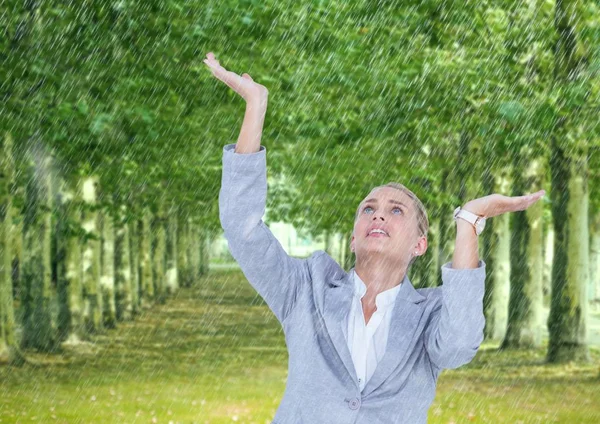 Ділова жінка під дощем в парку — стокове фото
