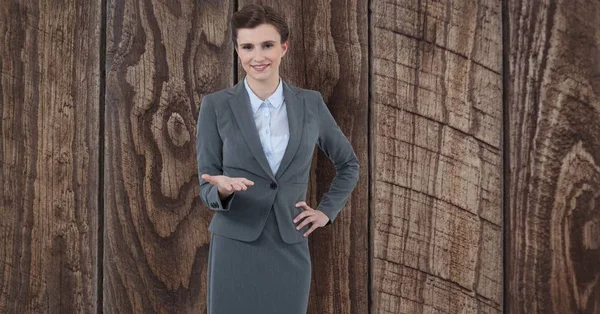 Бізнес-леді жестикулює над дерев'яною стіною — стокове фото