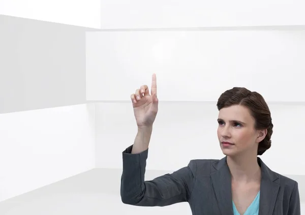 Kvinna som pekar med minimalt ljus bakgrund — Stockfoto