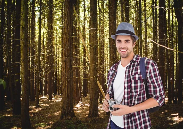 Hombre con sombrero en el bosque — Foto de Stock