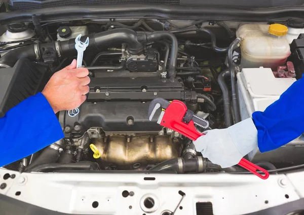 Manos con herramientas reparando un coche —  Fotos de Stock