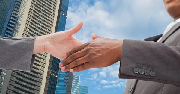 Close-up de empresários apertando as mãos na cidade — Fotografia de Stock