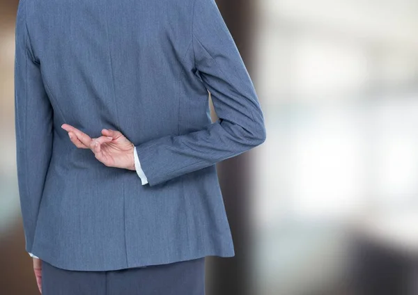 Zakenvrouw met haar vingers gekruist — Stockfoto