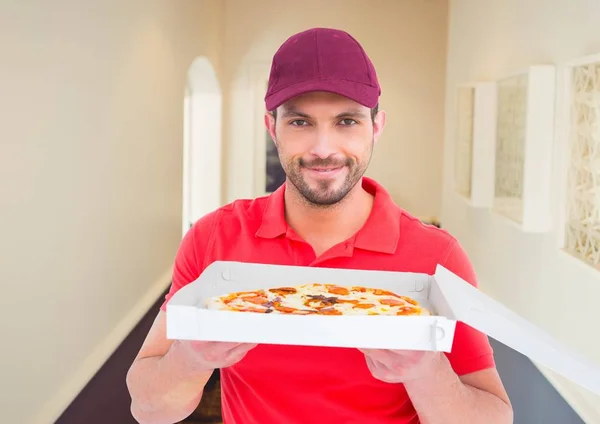 Deliveryman mutatja a pizza — Stock Fotó