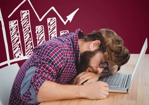 Mann schläft bei Laptop und weißem Graphen vor kastanienbraunem Hintergrund — Stockfoto