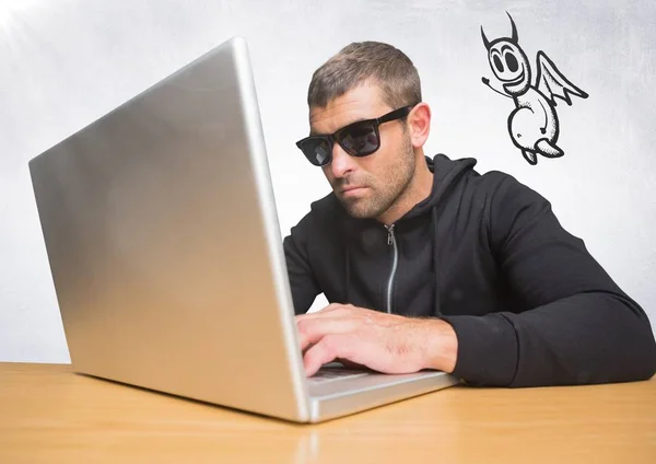 Crimineel op laptop met duivel pictogram drijvende naast — Stockfoto