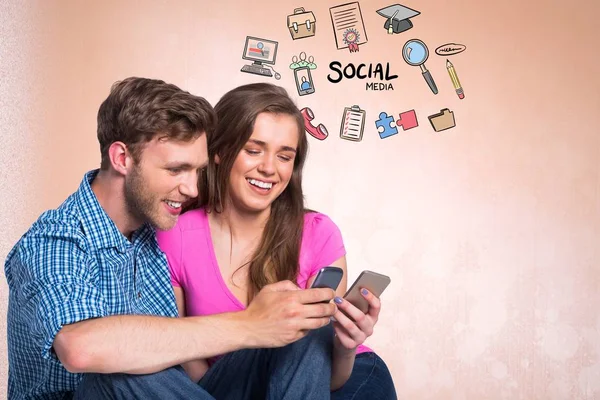 Couple heureux utilisant les médias sociaux — Photo