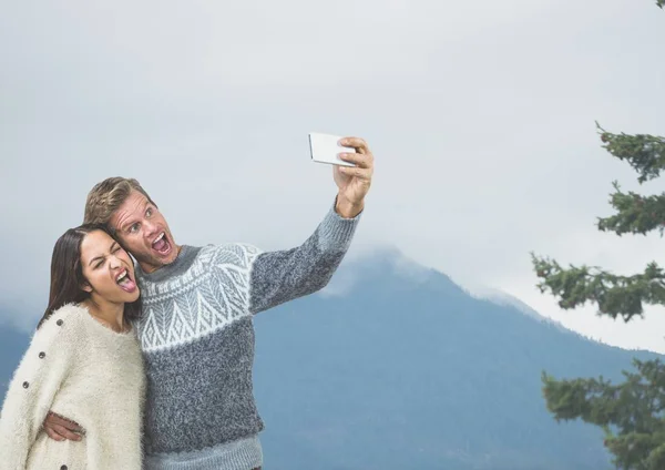 Viagens de montanha, casais selfie no topo da montanha — Fotografia de Stock