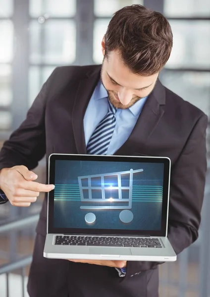 Hombre usando el ordenador portátil con el icono de carrito de compras — Foto de Stock