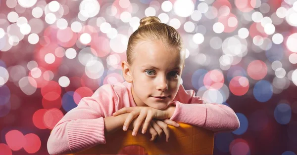 Retrato de menina sentada sobre bokeh — Fotografia de Stock