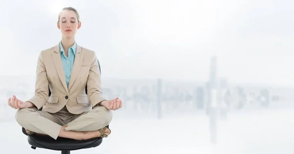 Mujer de negocios meditando en silla —  Fotos de Stock