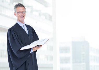 Parlak arka plan önünde tutarak kitap yargıç