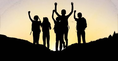 Gökyüzü günbatımı sırasında karşı sahada siluet çocuklar