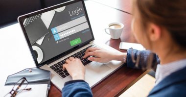Sayfa üstünde laptop sitesinin günlük kullanan kadın Resim kırpılmış