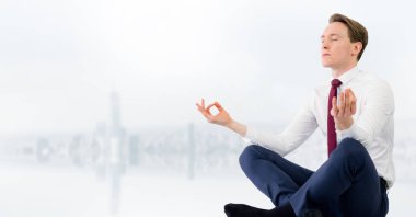 Bulanık beyaz skyline karşı meditasyon iş adamı